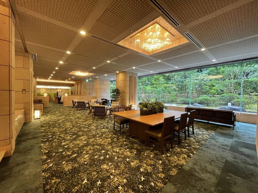 日本庭園が見えるロビー