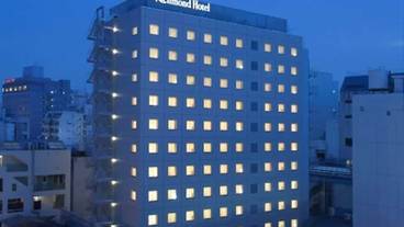 施設の正面 (日没後) / 1