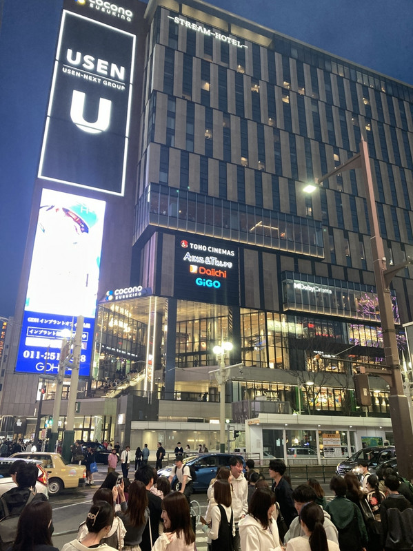 ススキノ 交差点ココノススキノ内