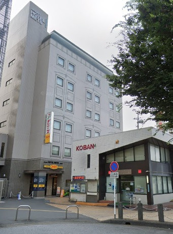 ホテルメッツの入口の前には、交番があります。安心感があります