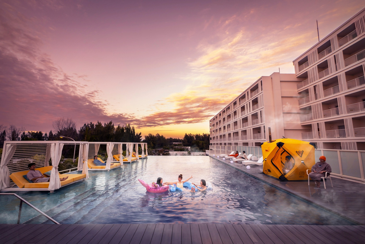 ラウンジに快適客室、ナイトプールで「よんな～ちゅライフ」を満喫3657624