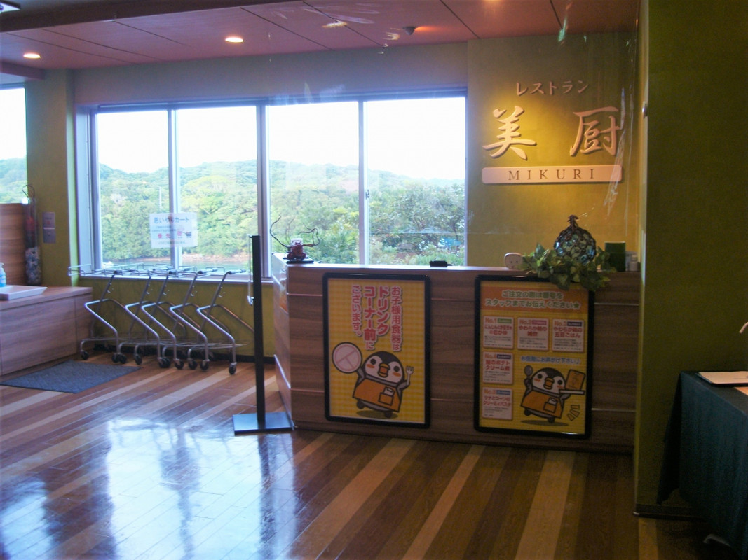 １階バイキングレストラン