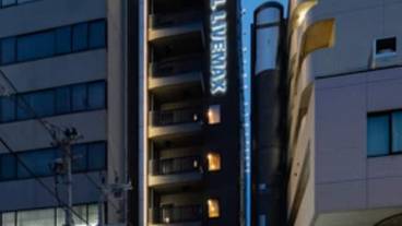 施設の正面 (日没後) / 1