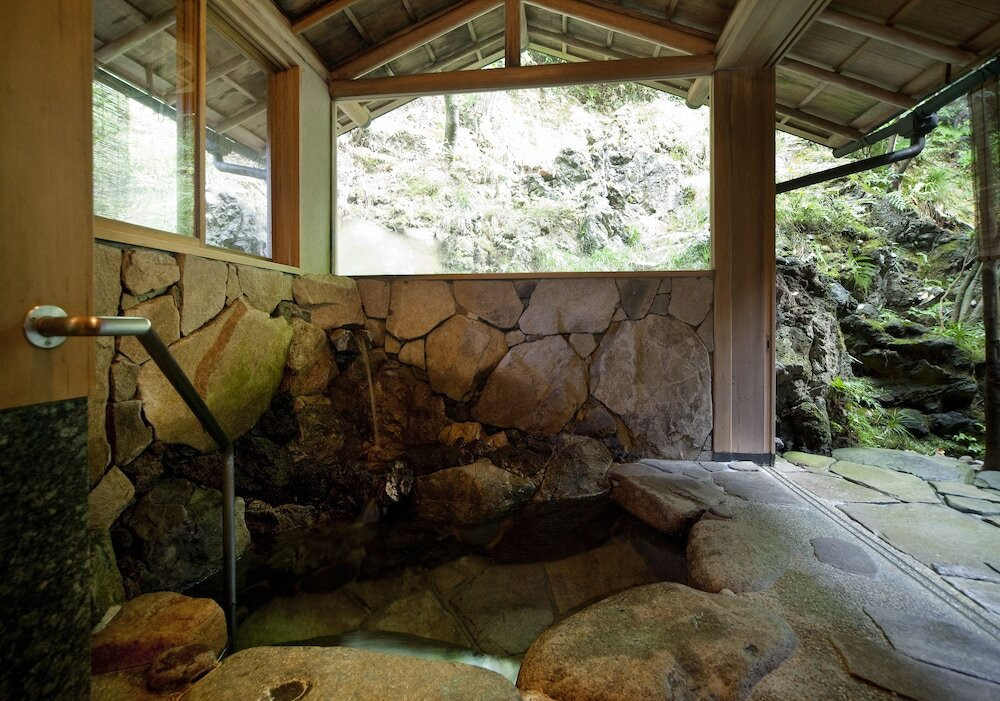 初音 石造りの露天風呂