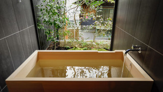 新館206:スーペリアルーム バルコニー付き 中庭ビュー クイーンベッド