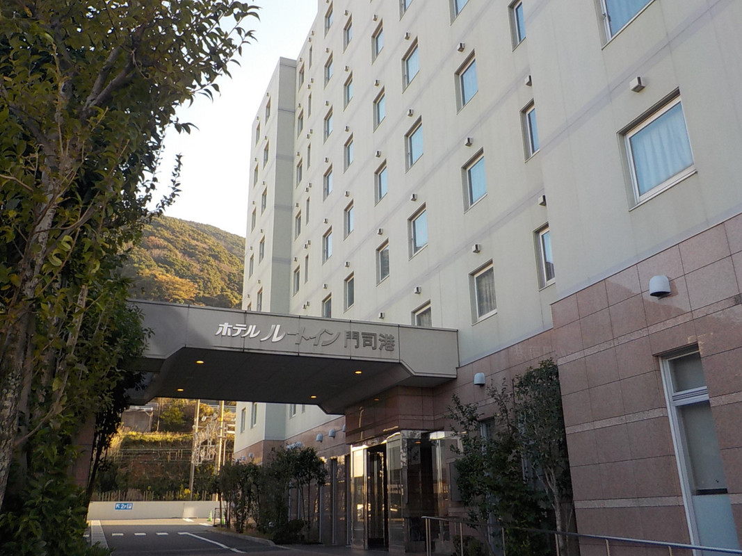 ホテル玄関です。左手奥に2階建ての無料駐車場があります。