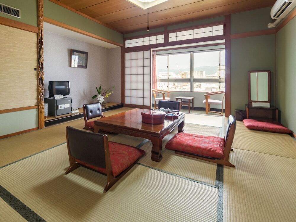 客室内のダイニングエリア