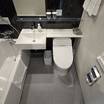 ユニットバスですがトイレの上にも棚があって便利です
