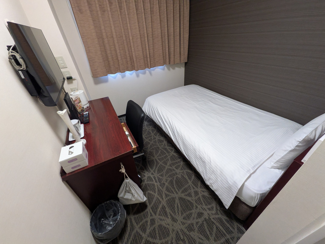 お部屋は狭いめ