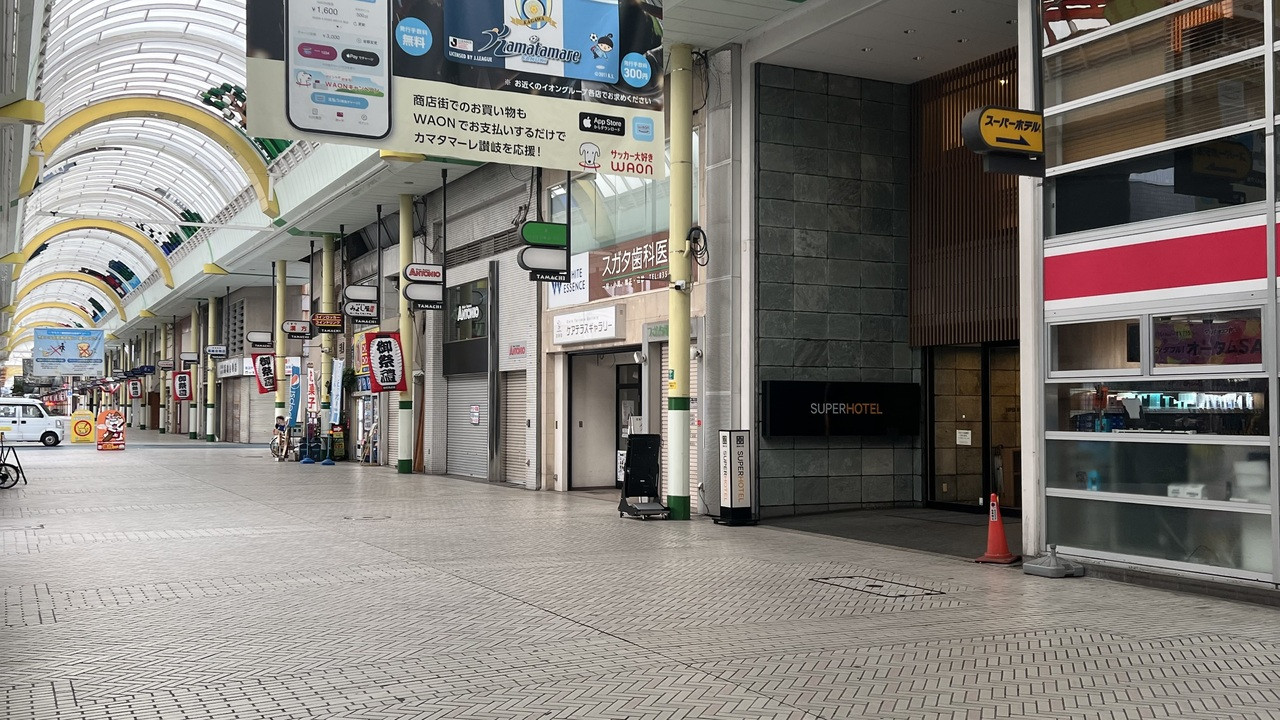 入り口はアーケード街の中にあります。