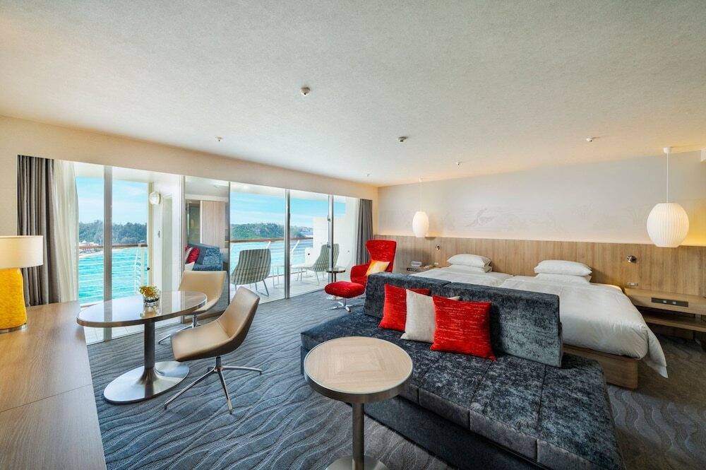 プールで遊んで海賊船に乗船。イルカに出会える♪4278461