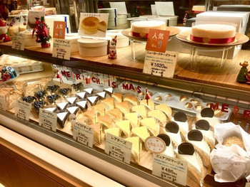 「チーズケーキング　エフ エキュート大宮店」 内観 77906911 ショーケース
