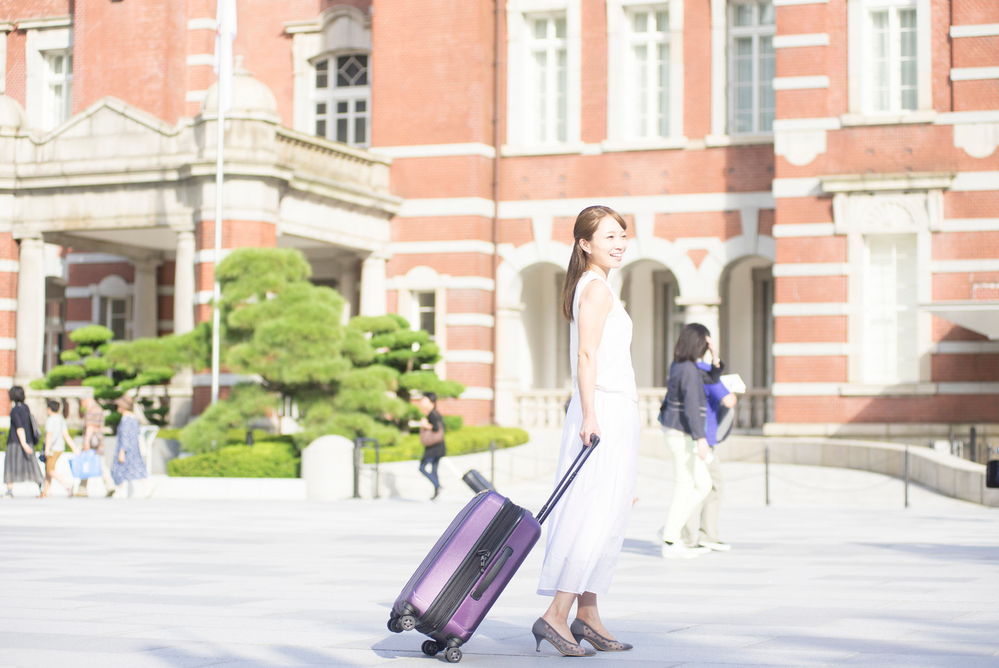 女性　観光イメージ　東京　丸の内　国内旅行
