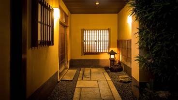 施設の正面 (日没後) / 1