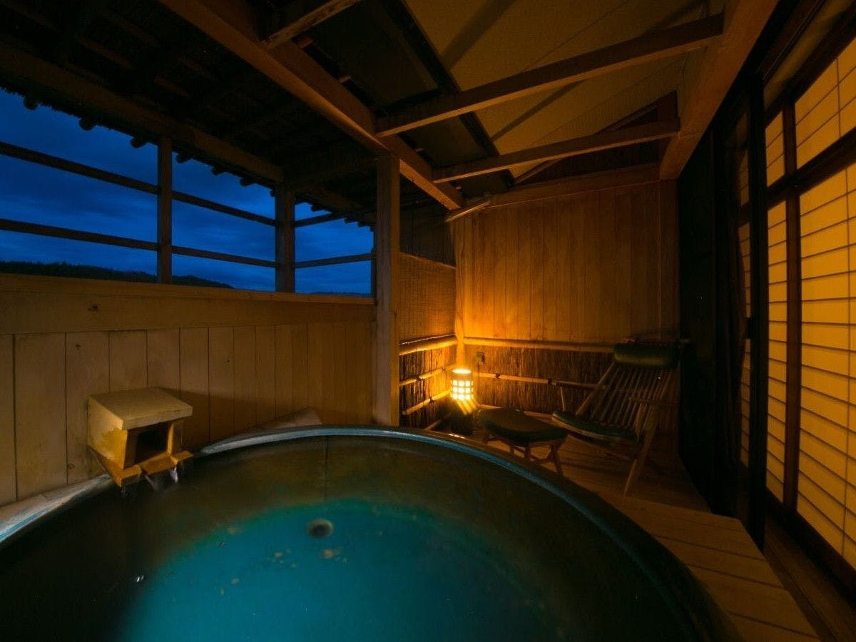 飛騨高山温泉でも珍しい自家源泉「神代の湯」を部屋の露天でたっぷり堪能できる宿3950431