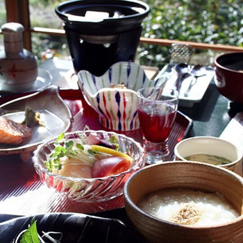 昆布茶に似た味の源泉で、ダシが効いたような温泉粥を味わえる3707930