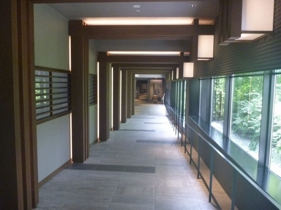 ~玄関からフロントまで続く長い廊下も、2泊すると慣れました~