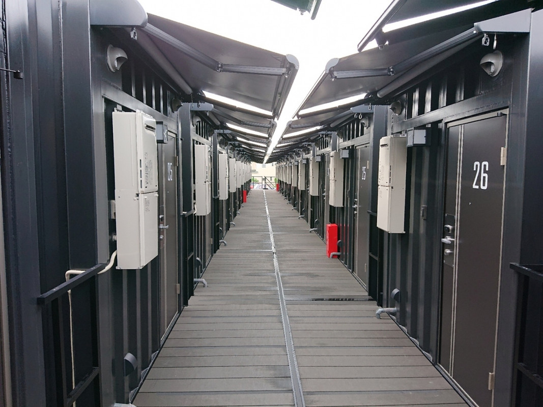 トレーラーハウスが並ぶキャビン棟