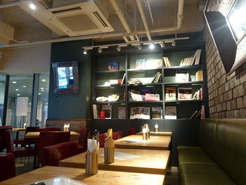 「チェルシーカフェ 渋谷マークシティ店」内観 659400 セマックルシイ配列のテーブルやイス