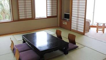 客室内のダイニングエリア / 24