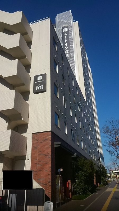 京成成田駅東口からすぐの場所にあります。