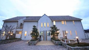 施設の正面 (日没後) / 1