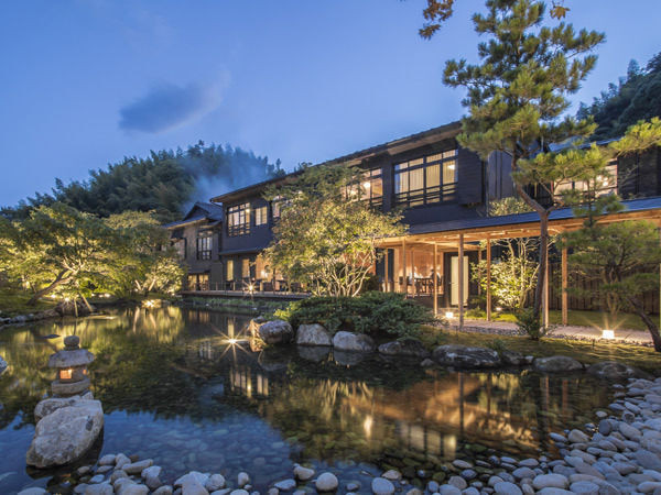 廻遊式庭園から見た外観