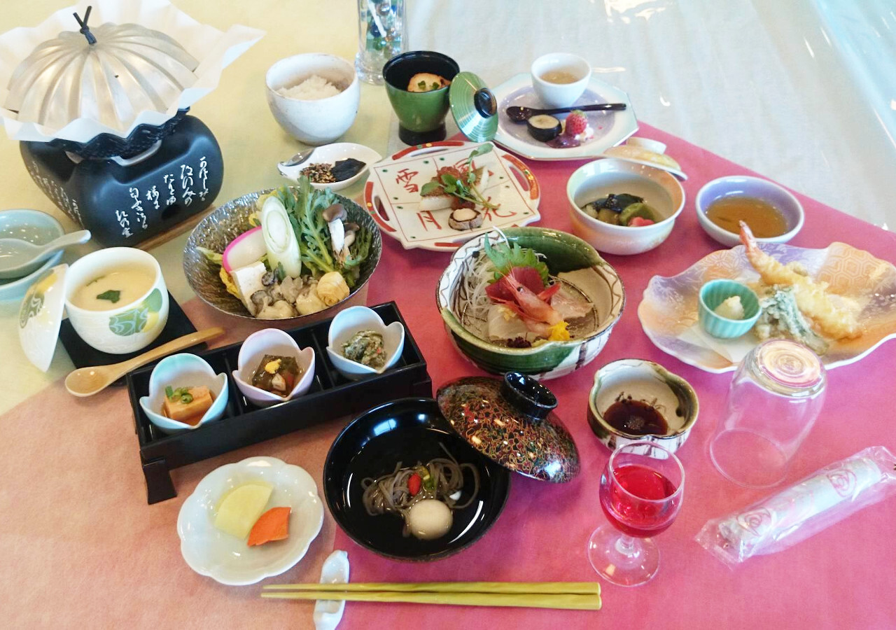 夕食は地産地消の和風膳。宮城の地酒との相性も抜群♪3955883