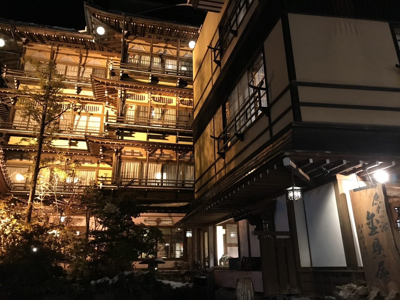 「千と千尋」の映画のモデルになった歴史ある温泉宿3847009