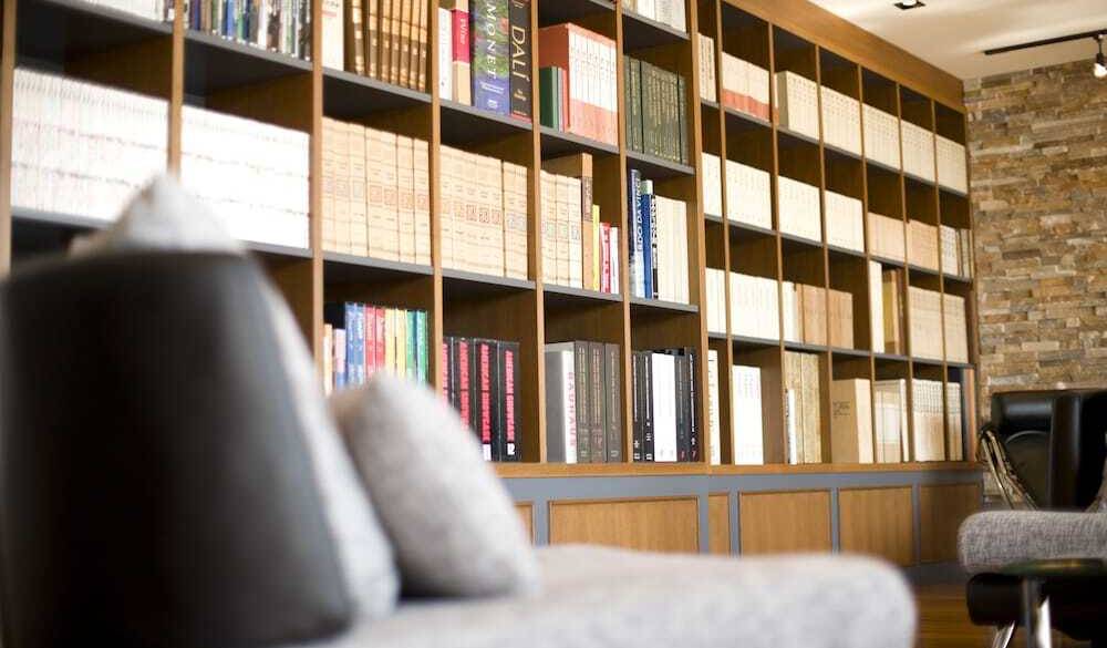 ロビーライブラリーの本棚 / 2