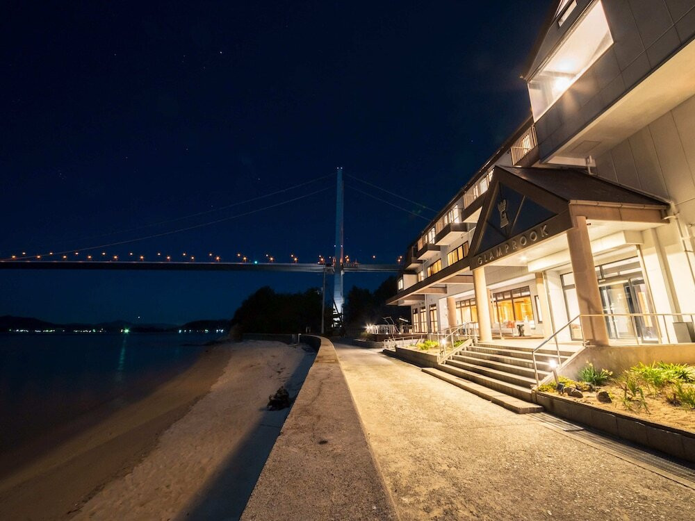 施設の正面 (日没後)