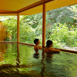 疲れたら森林浴のできる温泉へ。女子旅におすすめのホテル9選/九州