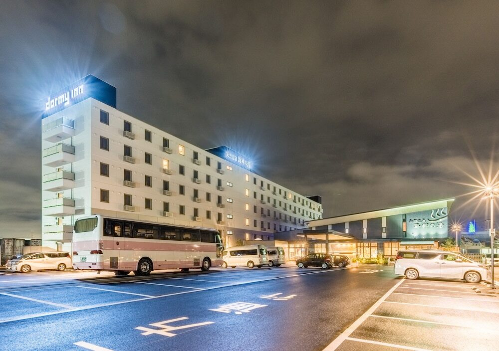 施設の正面 (日没後)