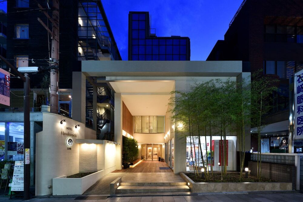 施設の正面 (日没後)