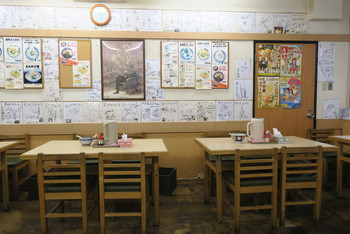 「釜たけうどん」内観 1079933 さすが有名店、色紙を壁一面に貼ったうどん屋さん2
