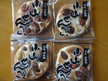 「小山せんべい」 料理 22087583 左上から時計回りに，落花生・ピ－カンナッツ・アーモンド・ピスタチオ