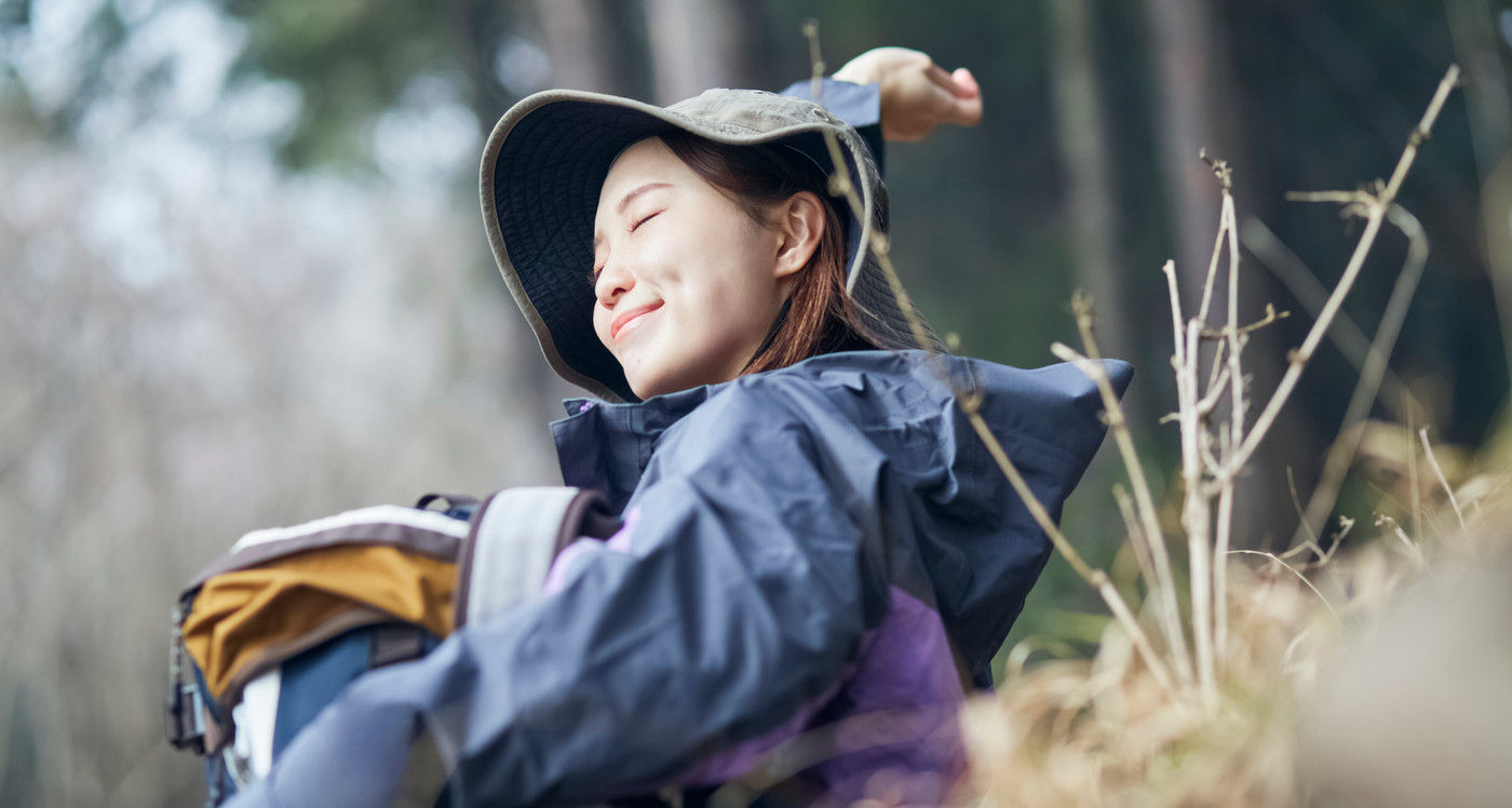 山で休憩をする女性