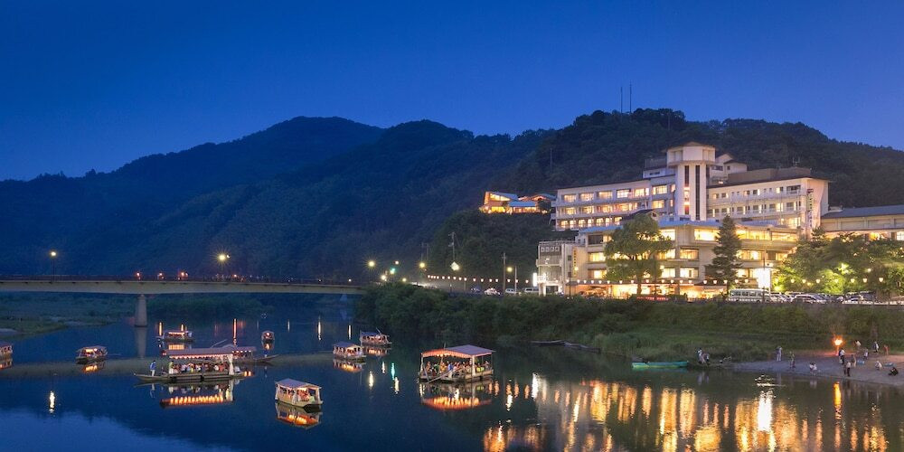 施設の正面 (日没後)