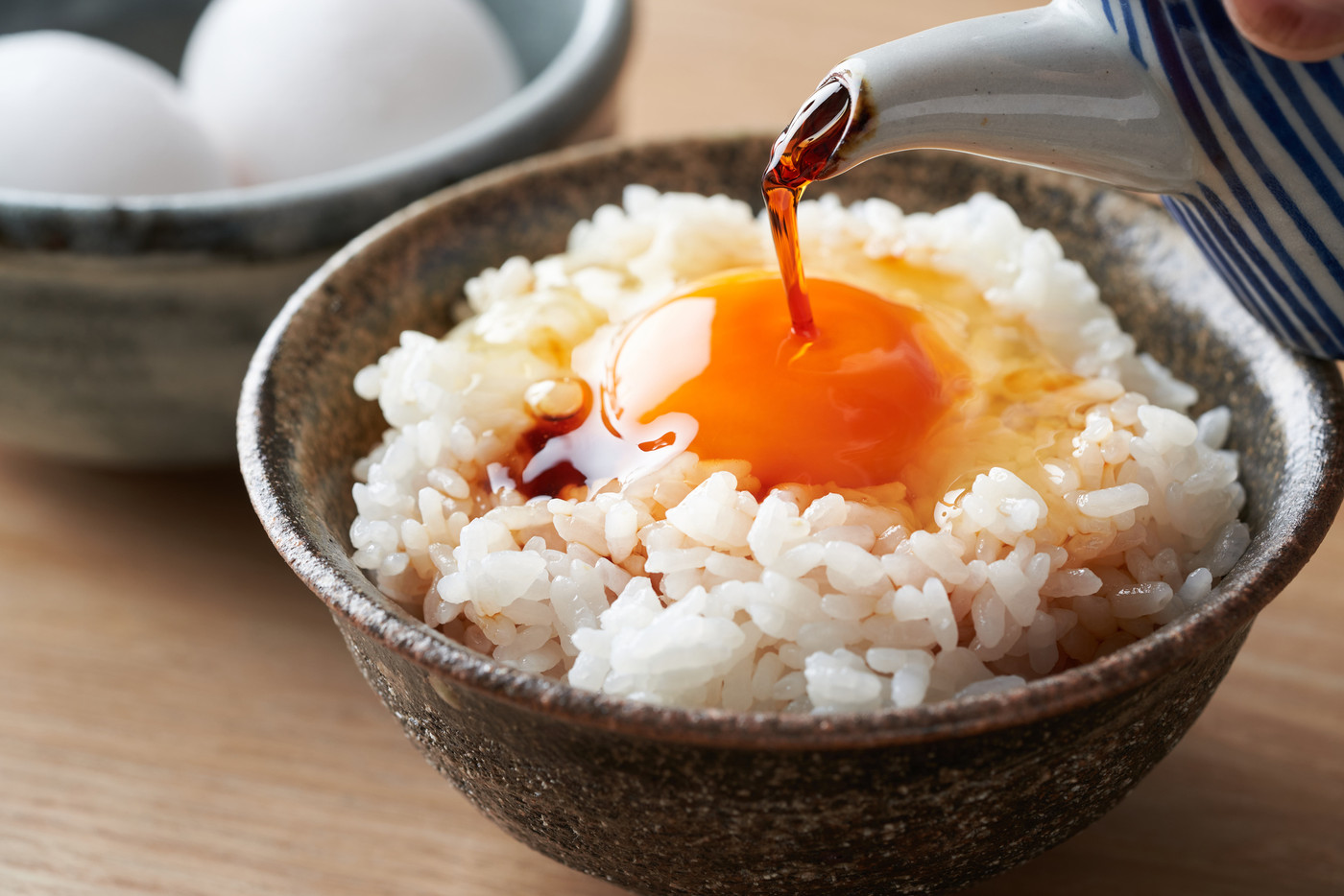 卵かけご飯に醤油をかける