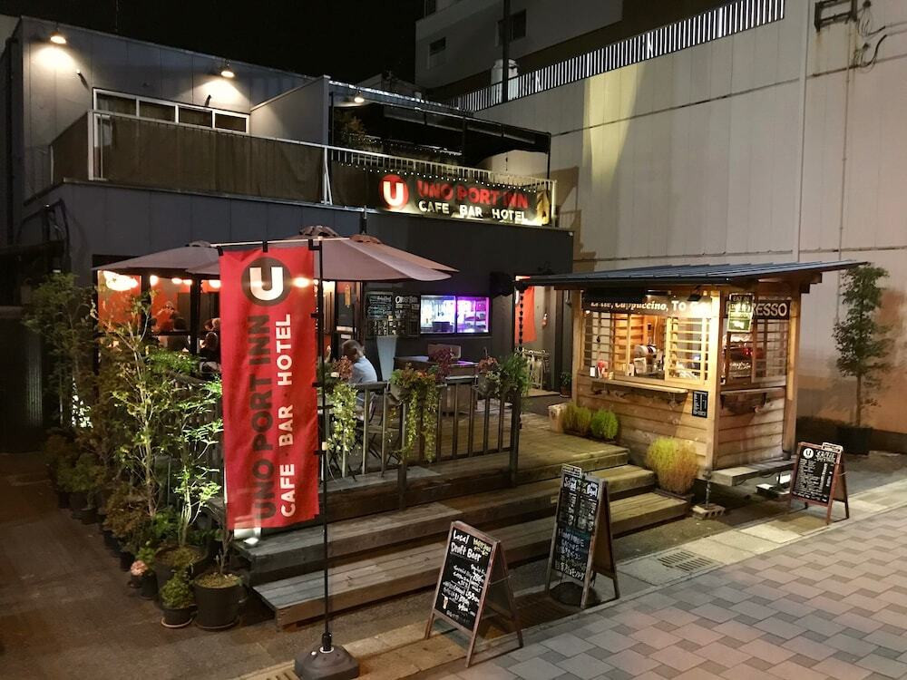 施設の正面 (日没後)