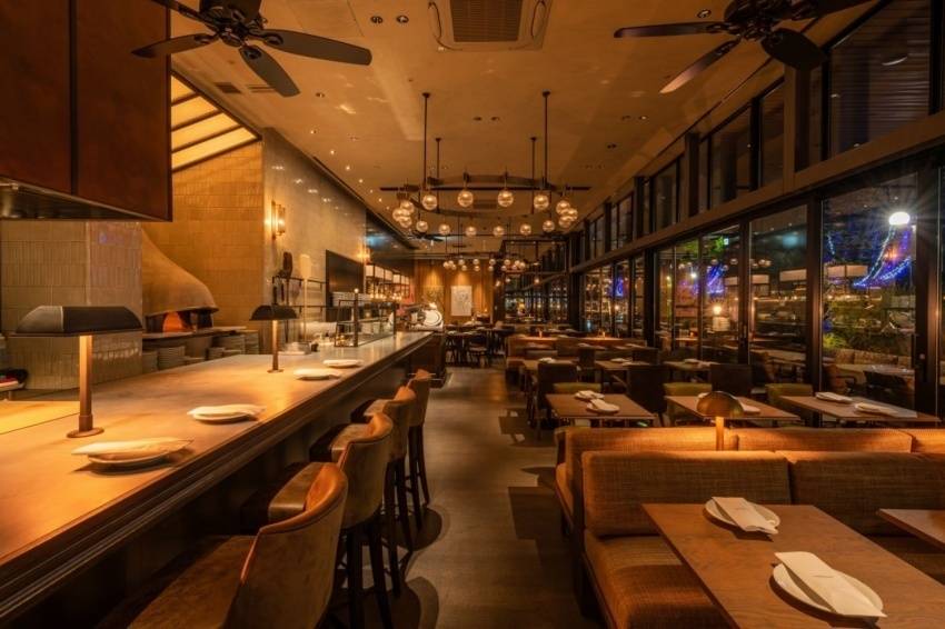 MORETHAN／夜の店内 / 5