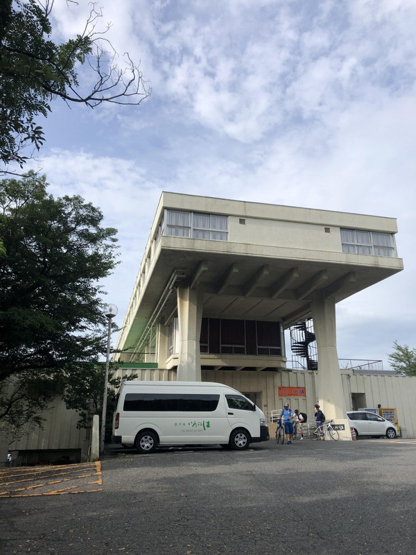 外観は未来的ですが、中は普通の宿でした