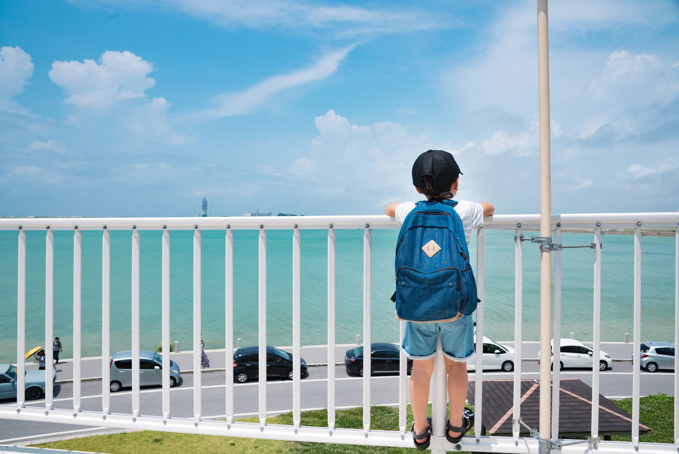 海見つめる子供