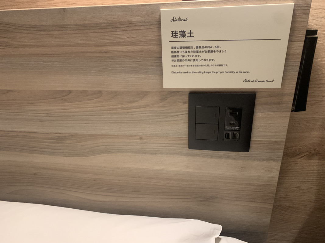 ベッドのところにUSB充電口があるのは便利