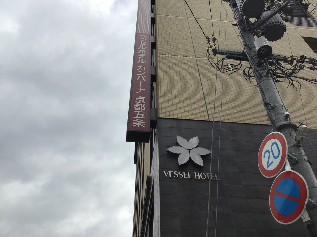 目の前には、小路挟んでセブンイレブンさんも。