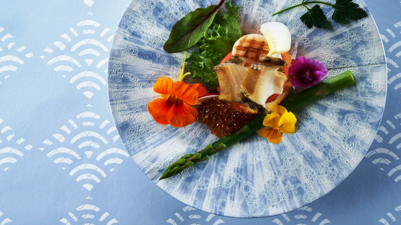 色浴衣に身を包み、友達と夕食を楽しんで4086061