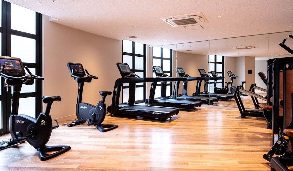 マシンが揃うジムで
朝食前のひと運動 / 1