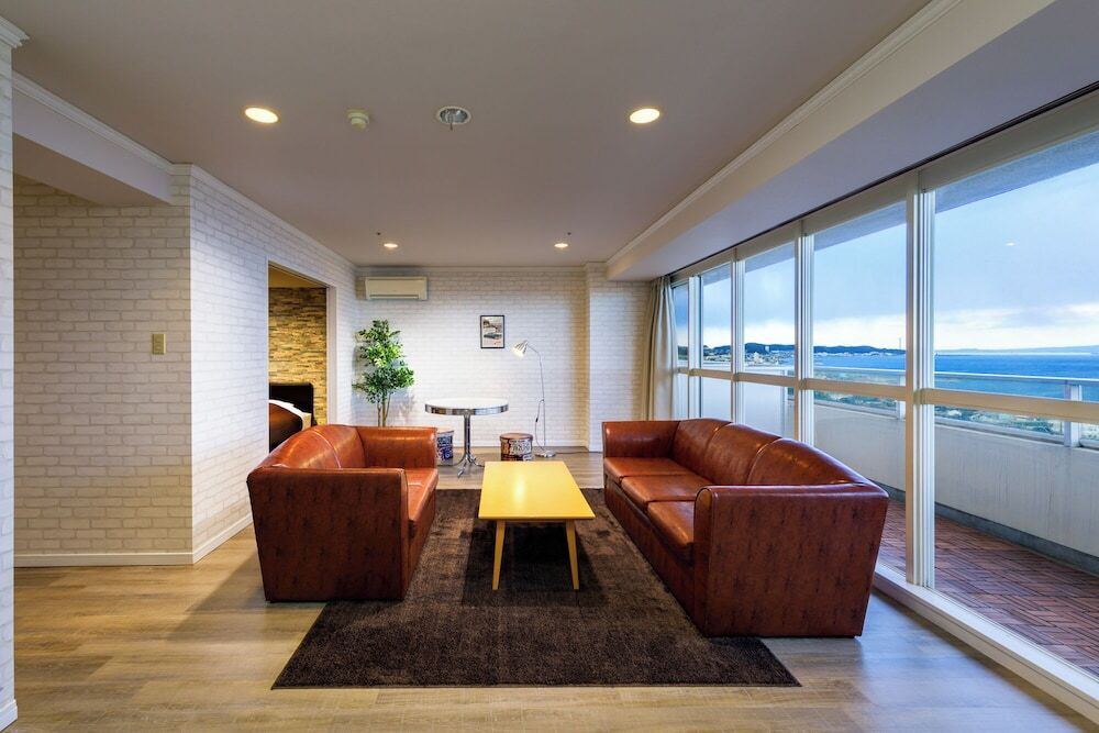 尾道を観光する女性三人組