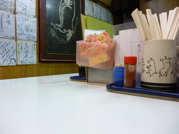 「だるま堂」内観 650245 カウンターのみの小さなお店です。