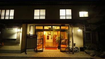 施設の正面 (日没後) / 2